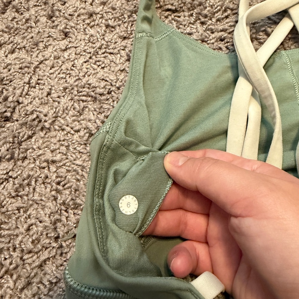 Lululemon women’s energy bra size 6 - Picture 4 of 5